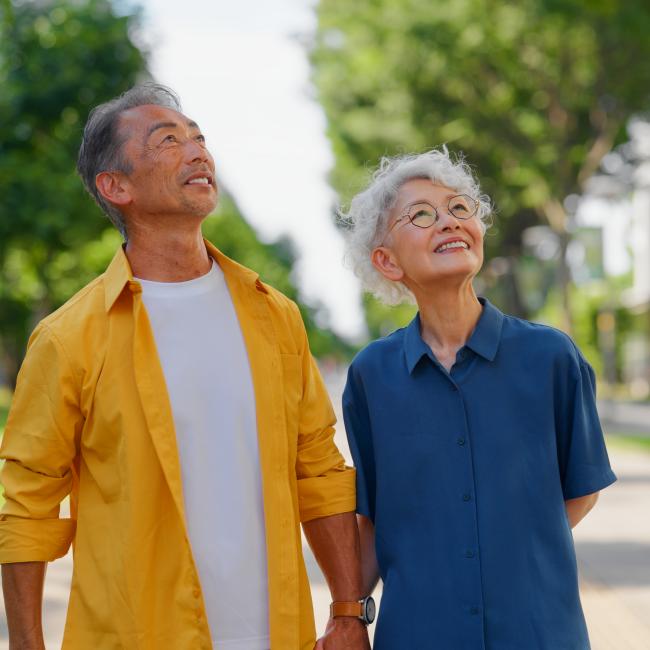 yellow blue couple seniors